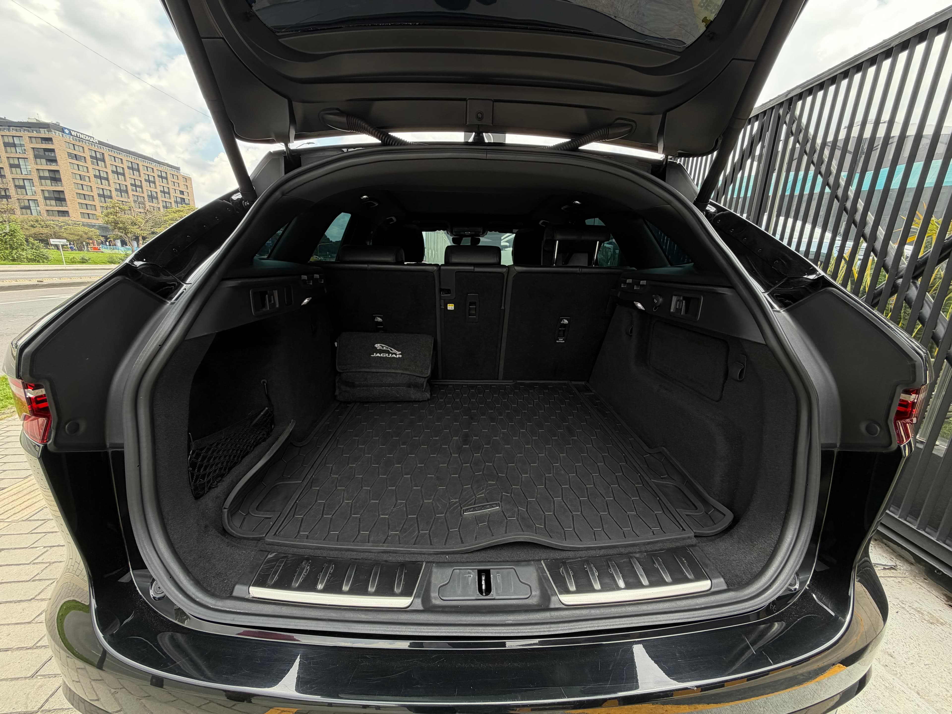 Jaguar F-Pace 3.0 400PS SE Modelo 2021 21