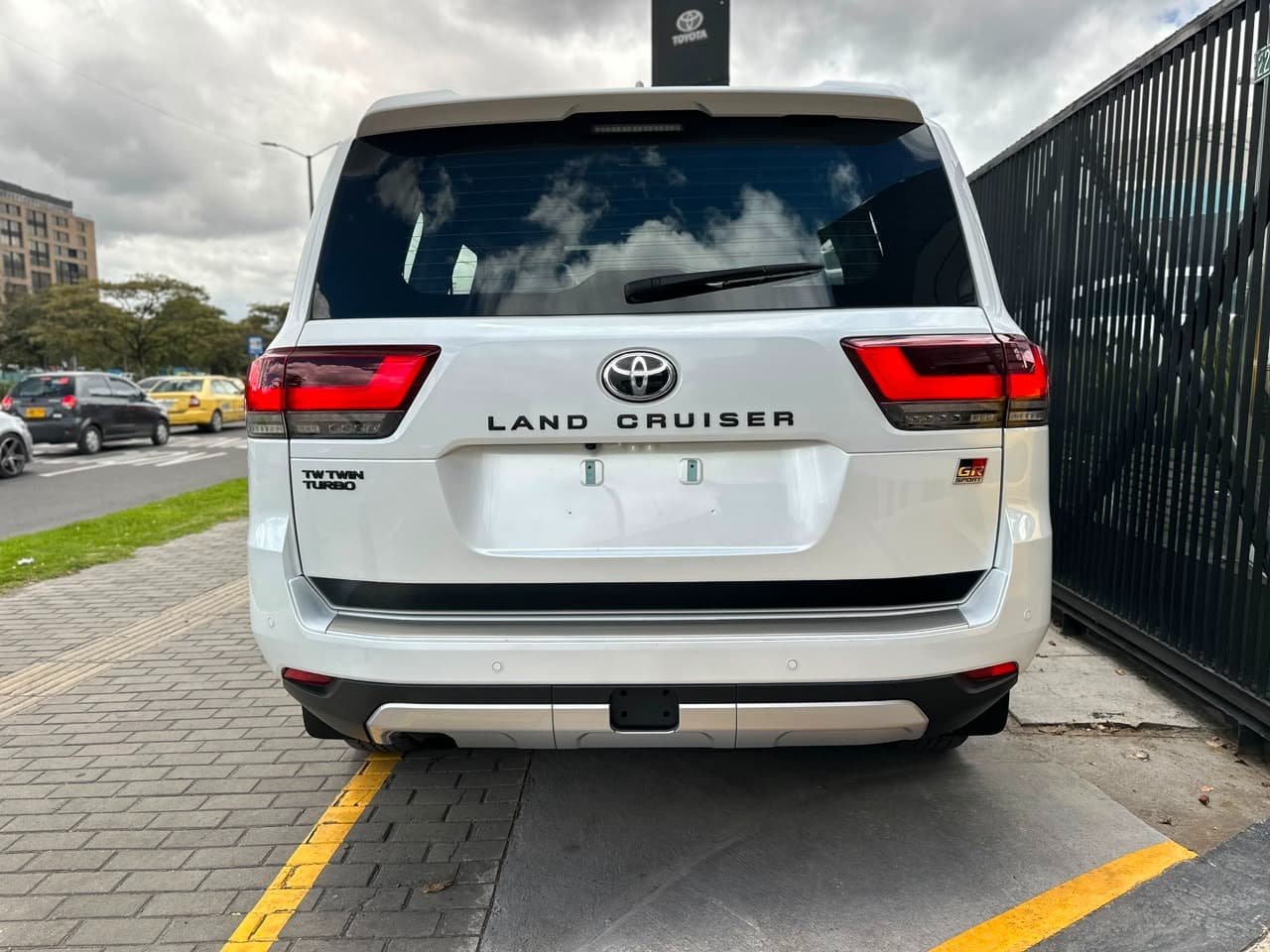 Toyota Land Cruiser 300 GR Sport Blindada Modelo 2026 18