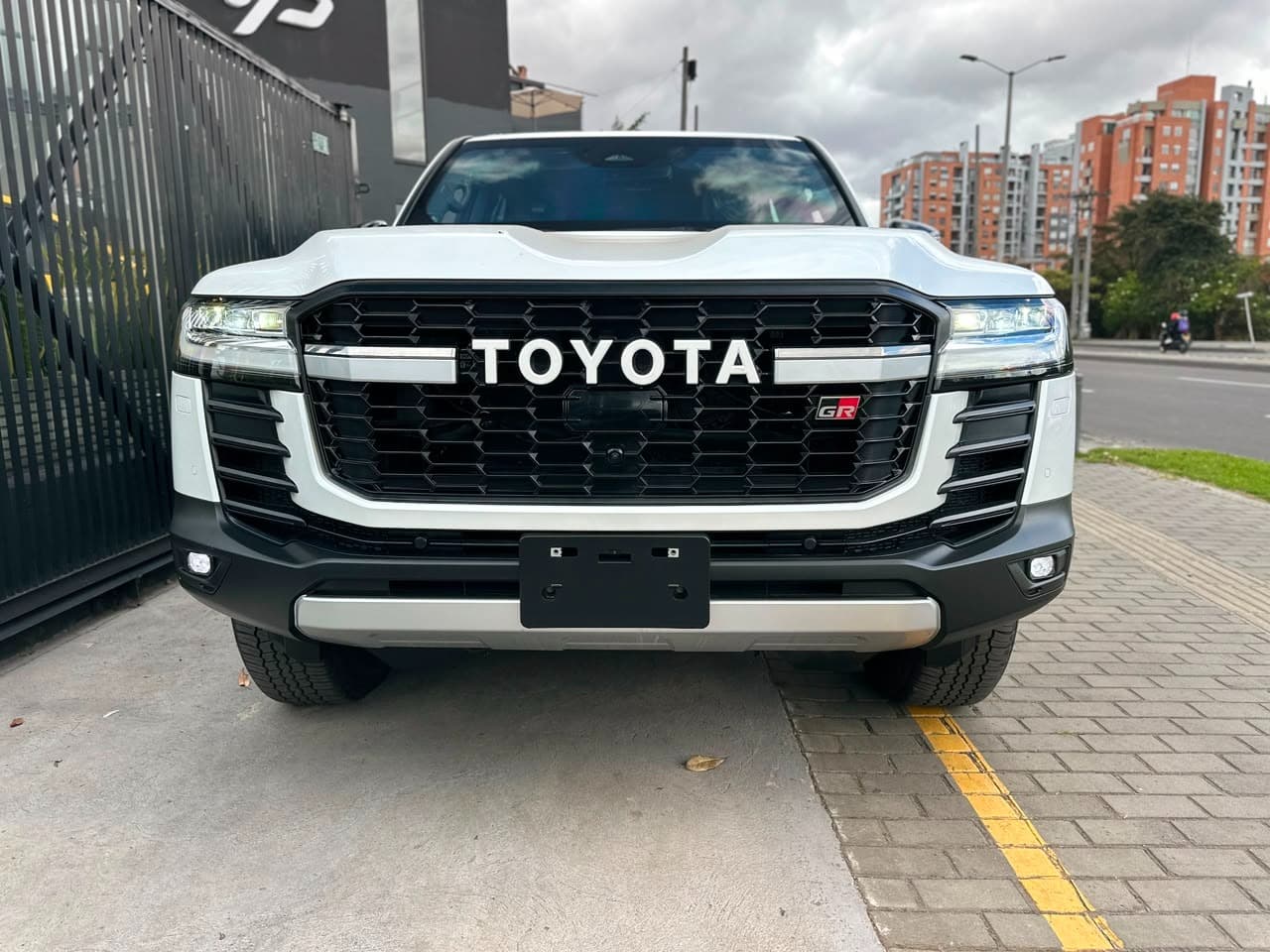 Toyota Land Cruiser 300 GR Sport Blindada Modelo 2026 14