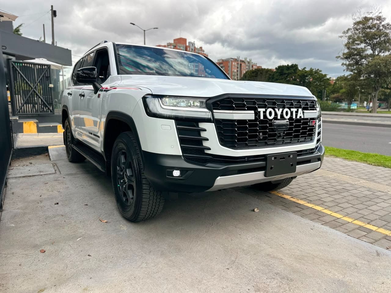 Toyota Land Cruiser 300 GR Sport Blindada Modelo 2026 17