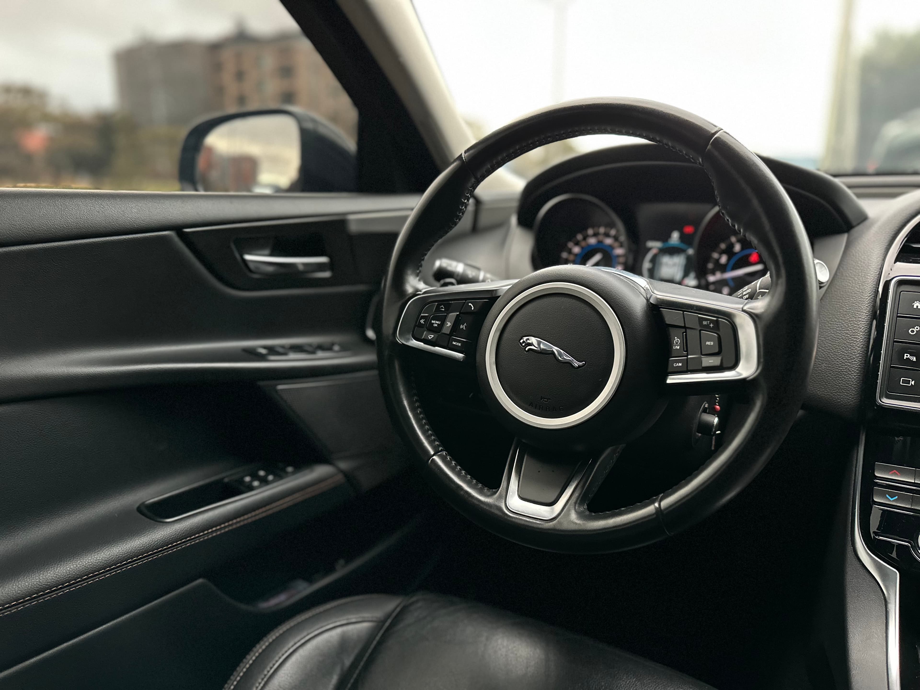 Jaguar XE Prestige Modelo 2018 13