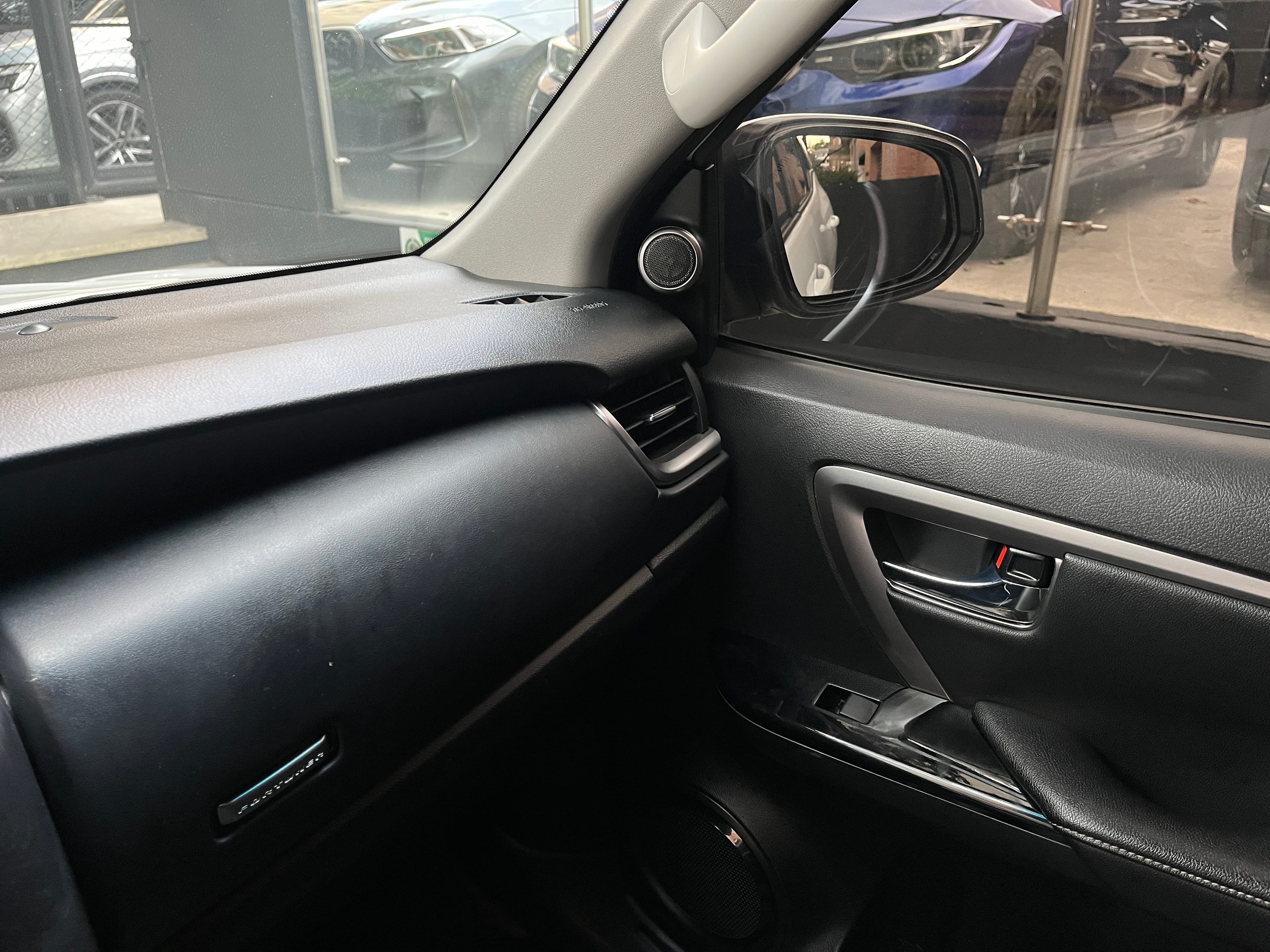 Toyota Fortuner SR Modelo 2023 10